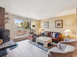 Riverside Condo, with a Pool & Hot Tub - Steps to Town, hotel in Aspen