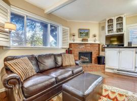 Aspen Core Condo - Steps to Slopes & Dining, hotel em Aspen