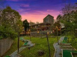 Hot Tub and Mini Golf Mtn-View Haven in Kodak!