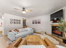 Grandmas Hideaway - walk to downtown, private hot tub, pet friendly with patio