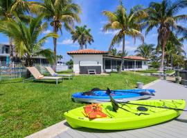 Relaxing Waterfront Retreat Near Downtown with Hot Tub, Kayaks, private Dock and Pets Welcome!, hôtel à North Fort Myers