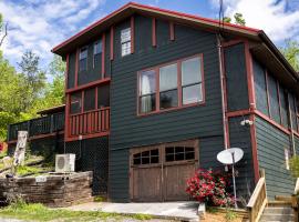 Private cabin in the Smokies!, hotel din Sevierville