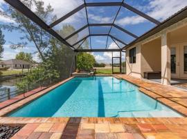 Casita Cabo Coral on the Canal with Salt Pool and Spa, Hotel in Cape Coral