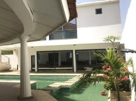 Maison lumineuse et confortable &agrave; Nianing, caba&ntilde;a o casa de campo en Mbour