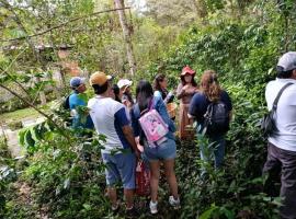 la casa de mam&aacute;, hotel met zwembaden in Huayopata