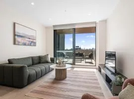 Stylish & Modern 2BR with HUGE Balcony =& Car Park!