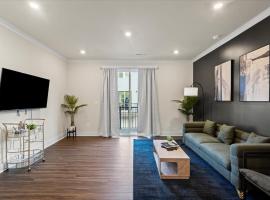 Luxe King 4BR Townhouse with Rooftop in Uptown CLT，位于夏洛特的酒店