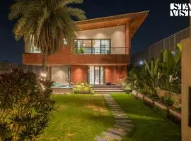 StayVista at Palm Tree Breeze with Pool, BBQ, Bonfire
