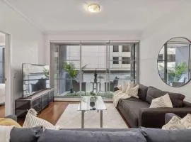 Darling Harbour 2BR Retreat with Spacious Balcony