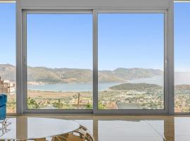 Sea Breeze Retreat with Private Pool, hotel v destinaci Saronida