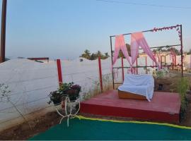 Farm House with swimming pool near Hyderabad, hotel v destinaci Wangāpalli