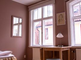 Adelsgatan Bed & Breakfast: Visby şehrinde bir otel