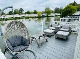 Exquisite Lake lodge in Hoburne Holiday Resort - Valentino Rose Lodge