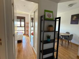 Cálido apartamento con PISCINA y garaje, Hotel in Madrid