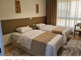 غرفة مزدوجة بنافذاتين سكن العاصمة, khách sạn ở Kafr ash Sharā‘inah