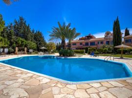Limnaria Gardens SUPERB VILLA by VICHY Holidays, hytte i Paphos