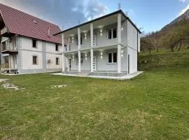 Bujtina Crystal Theth
