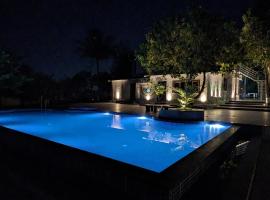 Rambaug Farm- Massive Pool, Lawns & More!, hotel v destinaci Titwala
