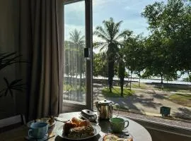 Apartamento com vista pro mar no Centro de Ubatuba - com estacionamento 2 quartos e cozinha completa