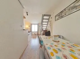 Studio Mezzanine Lumineux avec Wifi, Idéalement Situé, 4 Couchages, à 250m de la Plage et du Port - FR-1-224B-99