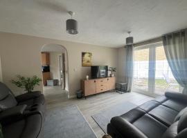Near Saltaire, Bingley, Beautiful & Spacious, Entire 2-Bed House, Kitchen, Washer Dryer, Parking & Garden, hotel v destinaci Bradford