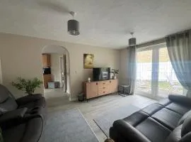 Spacious 2BR House - Garden and Parking in Bradford, near Saltaire & Bingley