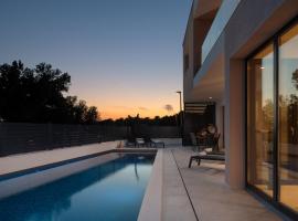 Villa Santa with heated pool – hotel w Pakoštane