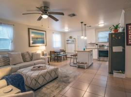 2bd-2ba Adorable Home w Yard in Gentilly, cottage ở New Orleans