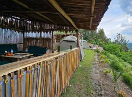 Twin Lakes Eco Lodge Campsite, chata v destinaci Rubirizi