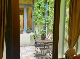 Maison aigues-mortaise dans la cité