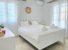 Tinos Seaside Gem - Cycladic 2BR 500m from Center, hotel na pl&aacute;ži v destin&aacute;cii Tinos