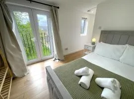 Luxury 4 bed City House - 1 min from river - Parking - Sleeps 10