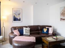 3BR,1 bathroom,1 shower,CCTV, Secure Free Parking,500Mb-WI Fi,Netflix,Fully Equiped kitchen,Perfect for business trip & Families holiday or working proffesionals-long term just 5 min from M1,10 min to City centre,Garden furniture to Relaxing in the garden