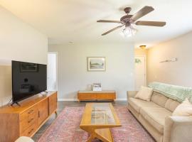 Cozy and Contemporary Villa 1 Mile from GSU โรงแรมในสเตทส์โบโร