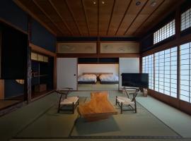 古民家ラグジュアリーホテル 金井西洋館, hotelli, jossa on pys&auml;k&ouml;intimahdollisuus kohteessa Sado