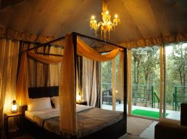 Two Luxury Tents in Majkhali - Buransh & Deodar, hotel v destinaci Chaubattia