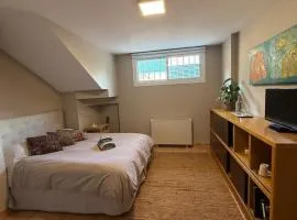 A 5 minutos de Ifema y 10 del aeropuerto, habitación y baño privado con entrada independiente