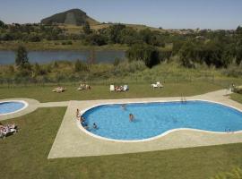 duplex con piscina, hotel in Puente Arce