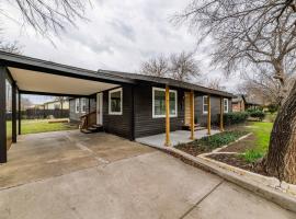 Spacious McKinney Bungalow - 4 Bedrooms, hotel v destinaci McKinney