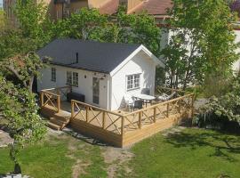 Newly built house at central location in Strängnäs، فندق في سْترانغناس