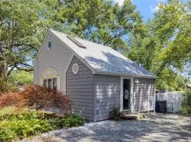 Cozy Waterfront Cottage - Sleeps 4