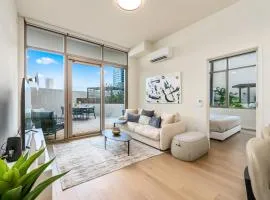 Honolulu Luxury Condo w Resort Amenities Private Courtyard Access