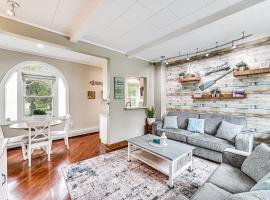 half Mi to Beach and Lake Michigan Condo with Pool!、サウス・ヘイブンのホテル