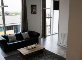 Modern Penthouse at The Hub Free Parking Sleeps 4