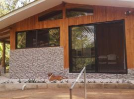 House in Playa Carrillo, hotel v destinaci Tapantí