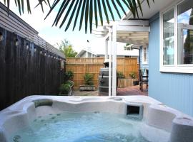 Beautiful home with short stroll to Havelock Village, hotel with hot tubs in Havelock North