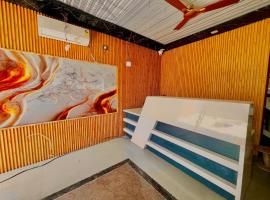 Mahadev Resort and Cafe Rishikesh !! Preferred partner ! Near Laxman Jhulla ! Top Rated Property, hotel poblíž Dehradun Airport - DED, Rišikéš