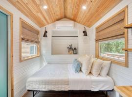 Stay Portland - Tiny Farmhouse - Walk to Local Shops & Restaurants, hotel v destinaci Portland
