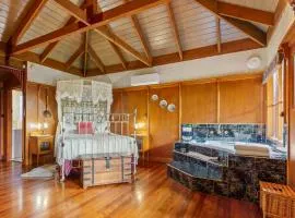 StayAU Ironbark Cottage Romantic Retreat Dandenong