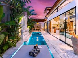 2BR Pool Rooftop Villa in Seseh with 5 minutes Ride to Beach Staff, hotel v destinaci Canggu